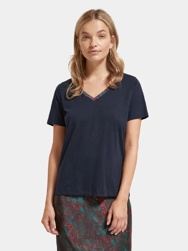 Contrast neckline v-neck t-shirt