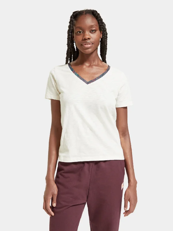 Contrast neckline v-neck t-shirt