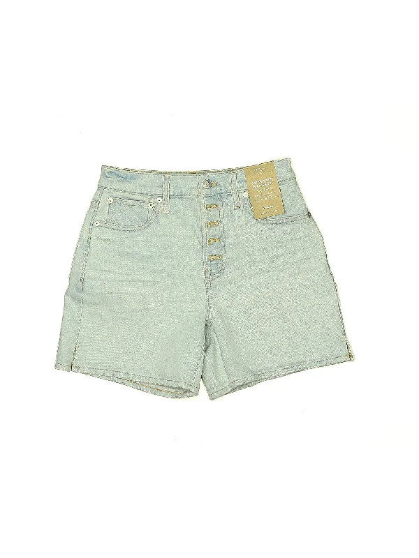 Denim Shorts in Light Wash