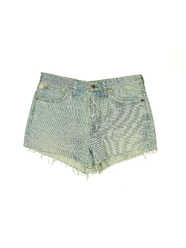 Denim Shorts in Light Wash