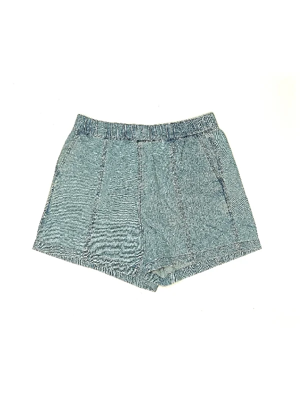 Denim Shorts in Light Wash